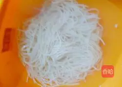 Illustration of how to make cold shredded chicken noodles 3