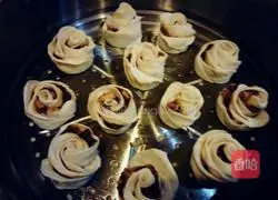 Illustration of how to make ginger meat and plum rose rolls 9