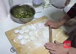 Illustration of how to make the Northeastern Three Fresh Leeks Box 1