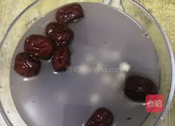 Illustration of how to make black rice, lotus seeds and red date porridge 3 