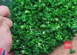 Illustration of how to make shepherd's purse spring rolls 2