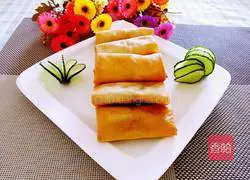 Illustration of how to make spring rolls with bean paste 9