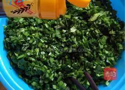 Illustration of how to make Cai Mo (Chives and Egg Box) 2