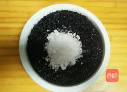 Illustration of how to make black rice balls 9