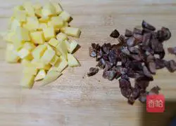 Illustration of how to make sausage and glutinous rice clay pot 1