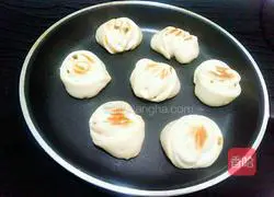Illustration of how to make pan-fried floret rolls 6
