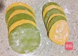 Illustration of how to make two-color rose rolls 6