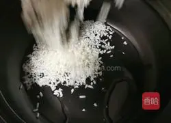 Illustration of how to make preserved egg and lean meat porridge 3