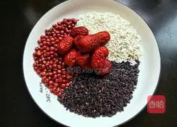 Illustration of how to make beauty and blood-tonifying porridge 2
