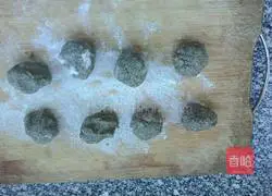 Illustration of how to make black bean noodles and steamed buns 8