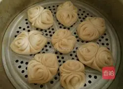 Illustration of how to make flower rolls 13