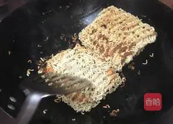 Illustration of how to make instant noodles burger 2