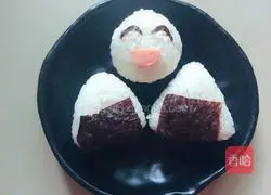 Illustration of how to make triangular rice balls 6