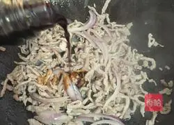 Illustration of how to make rice noodles with shredded pork and shiitake mushrooms 5