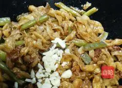 Illustration of how to make Shanxi Bean Braised Noodles 7