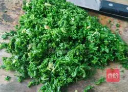 Illustration of how to make spring rolls stuffed with shepherd's purse 1