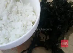 Illustration of how to make seaweed rice balls 1