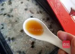 Illustration of how to make preserved egg and lean meat porridge 11