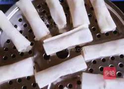 Illustration of how to make spring rolls with three fresh pickles 4