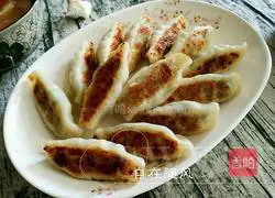 Illustration of how to make leek and pork pot stickers 6