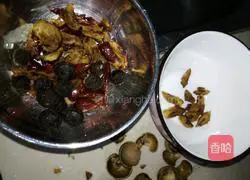 Illustration of how to make longan, red bean and barley porridge 4