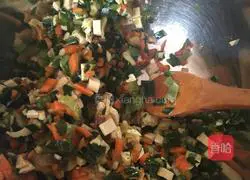 Illustration of how to make vegetarian pot stickers 1