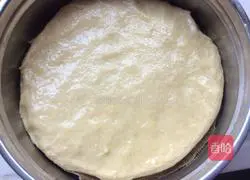 Illustration of how to make wolfberry cornmeal cake 6