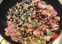 Illustration 6 of how to make braised rice with mushrooms and chicken legs