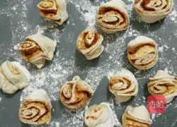 Illustration of how to make spicy flower rolls 10