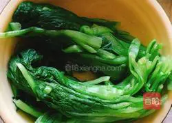 Illustration of how to make Chinese cabbage and pork pot stickers 1