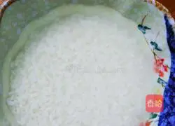 Illustration of how to make preserved egg and lean meat porridge 1