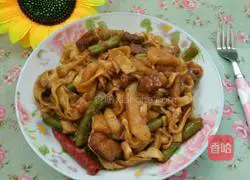 Illustration of braised noodles with pork belly and beans 9