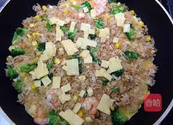 Illustration of how to make shrimp and cheese braised rice 7