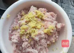 Illustration of how to make shepherd's purse spring rolls 3