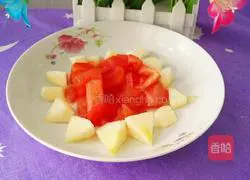 Illustration of how to make apple and tomato nutritious rice cereal 2