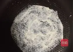 Illustration of how to make spring roll skins 5