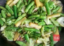 Illustration of how to make braised beans and noodles 3