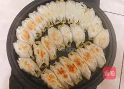 Illustration of how to make Chinese cabbage and pork pot stickers 9