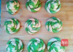 Illustration of how to make green vegetable flower rolls 14