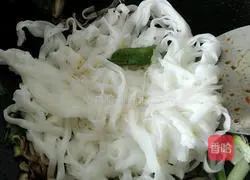 Illustration of making mushroom rice noodles 5