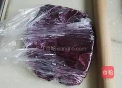 Illustration of how to make love purple sweet potato cake 1
