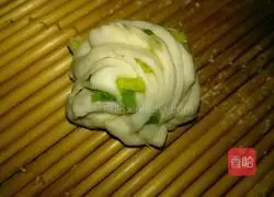 Illustration of how to make chive rolls 11