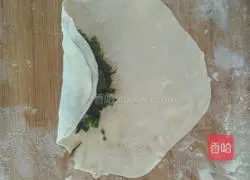 Illustration of how to make paper-thin spring rolls 6