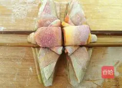 Illustration of how to make colorful large flower rolls 13