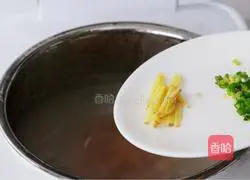 Illustration of how to make mushroom and shredded chicken porridge 6