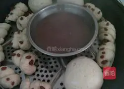 Illustration of how to make Cantonese sausage rolls 6