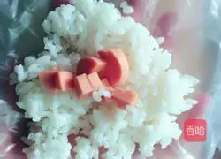 Illustration of how to make triangular rice balls 4