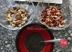 Illustration of making jujube, walnut, brown sugar and cornmeal cakes 2