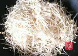 Illustration of making bean sprout spring rolls 2