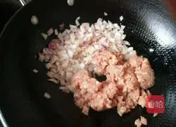 Illustration of how to make rice noodles and meat sauce 7